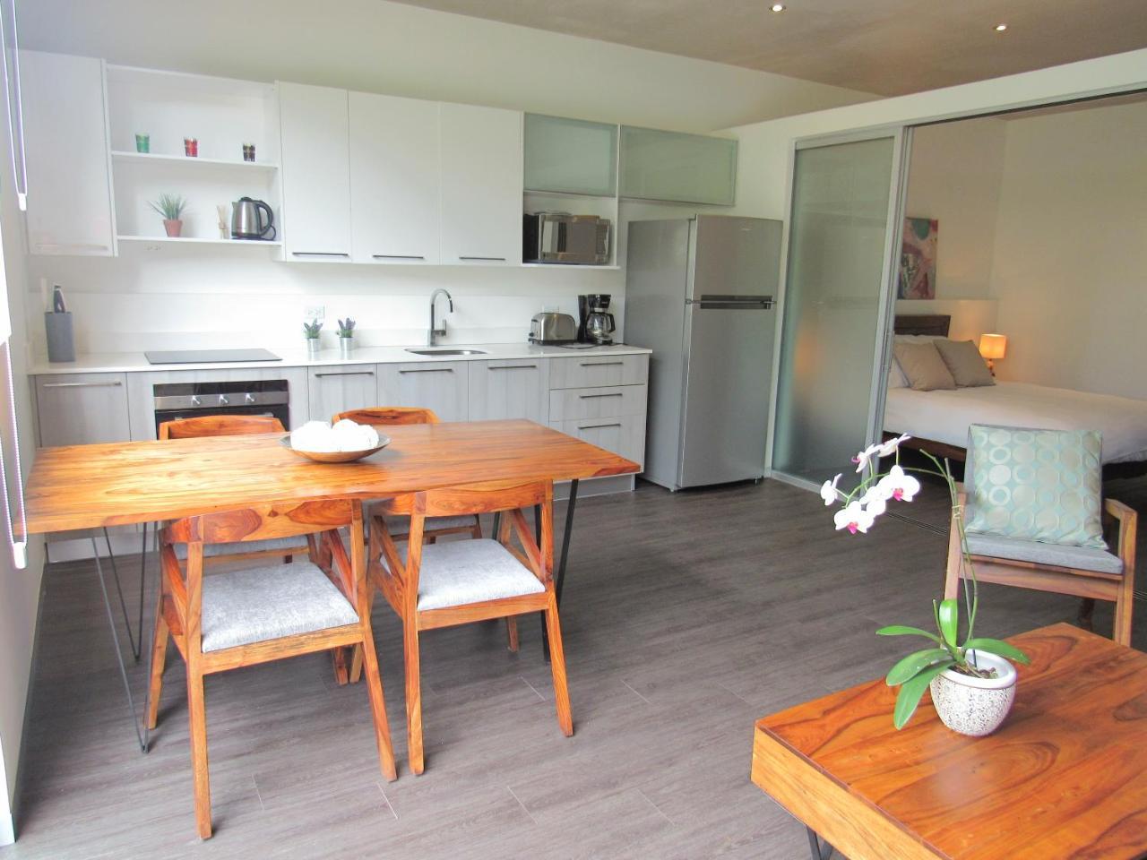 Bee Suites Santa Ana Esterno foto