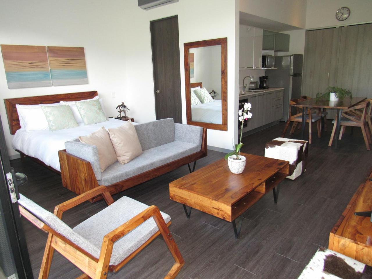 Bee Suites Santa Ana Esterno foto